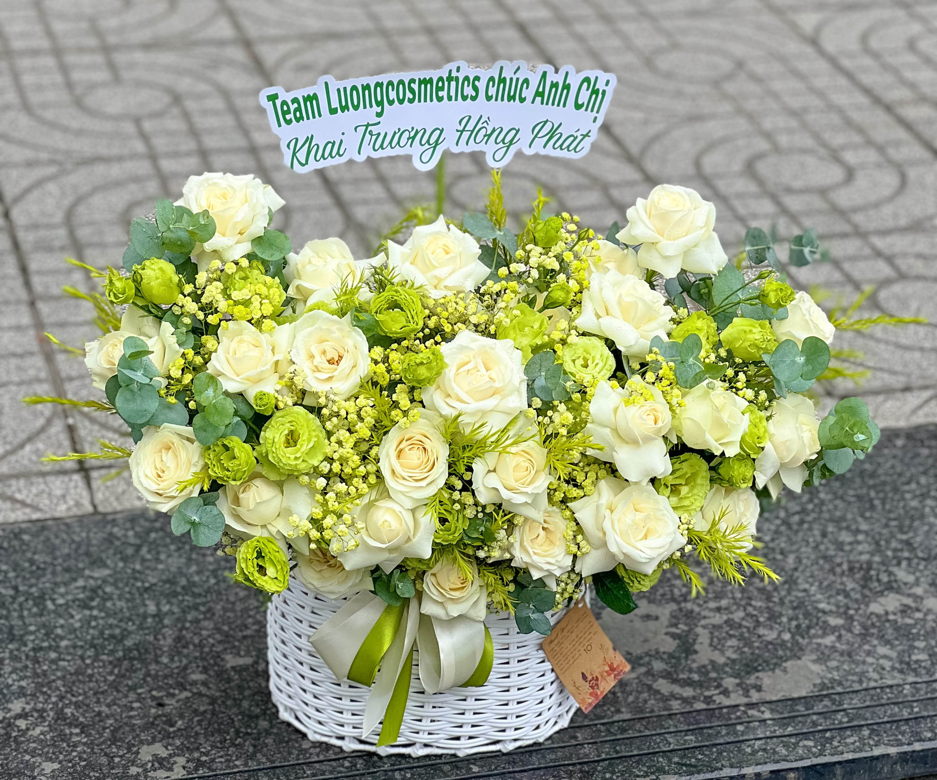 GIỎ HOA HỒNG TONE TRẮNG XANH - GH35