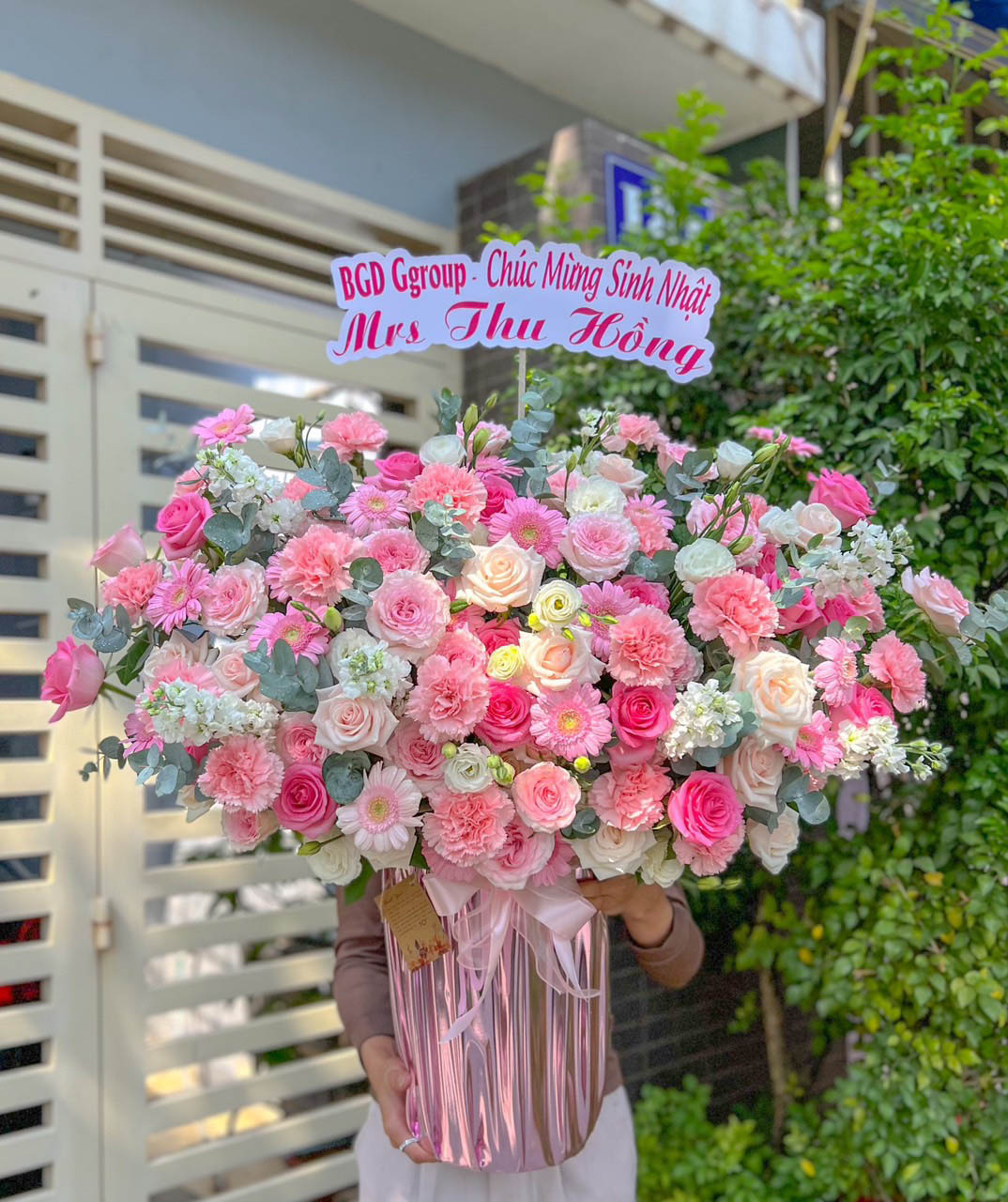 HỘP HOA CHÚC MỪNG TONE HỒNG MIX NHIỀU HOA LÁ SANG TRỌNG - GH129
